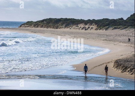 Menschen zu Fuß auf einem Strand in der Nähe von Margaret River, Western Australia, Australien, Pazifik Stockfoto