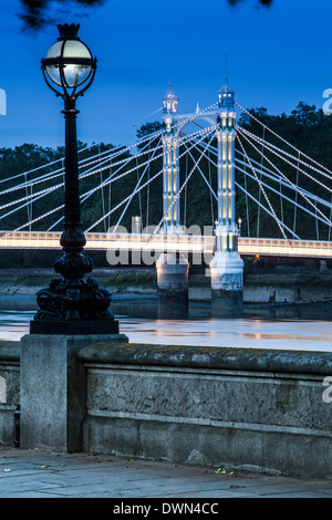 Albert Bridge, gesehen in der Nacht von Chelsea Embankment, überquert den Fluss Themse in Battersea in London UK Stockfoto