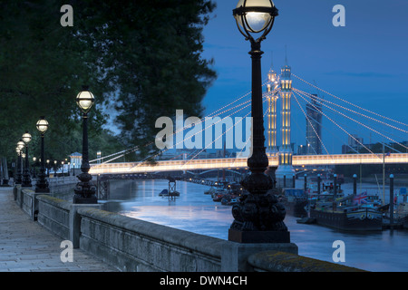 Albert Bridge, gesehen in der Nacht von Chelsea Embankment, überquert den Fluss Themse in Battersea in London UK Stockfoto