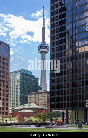 CN Tower gesehen von Toronto Dominion Centre, Toronto, Ontario, Kanada Stockfoto