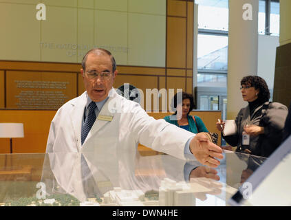 Washington, Maryland, USA. 11. März 2014. Direktor John I. Gallin interpretiert die Geschichte des NIH Clinical Center bei einer Berichterstattung von Washington Foreign Press Center an den Main Campus der National Institutes of Health, Bethesda, Maryland, 11. März 2014 gehostet. Diese Berichterstattung Tour bot Einblicke in die Mission und Aktivitäten von den National Institutes of Health, NIH Programme zur Bewältigung regionaler und globaler Gesundheitsprobleme, die Zusammenarbeit mit internationalen Organisationen und Behörden in anderen Ländern betreffen. © Bao Dandan/Xinhua/Alamy Live-Nachrichten Stockfoto