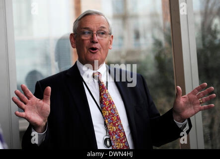 Washington, Maryland, USA. 11. März 2014. Regisseur David K. Henderson interpretiert die Geschichte des NIH Clinical Center bei einer Berichterstattung von Washington Foreign Press Center an den Main Campus der National Institutes of Health, Bethesda, Maryland, 11. März 2014 gehostet. Diese Berichterstattung Tour bot Einblicke in die Mission und Aktivitäten von den National Institutes of Health, NIH Programme zur Bewältigung regionaler und globaler Gesundheitsprobleme, die Zusammenarbeit mit internationalen Organisationen und Behörden in anderen Ländern betreffen. © Bao Dandan/Xinhua/Alamy Live-Nachrichten Stockfoto