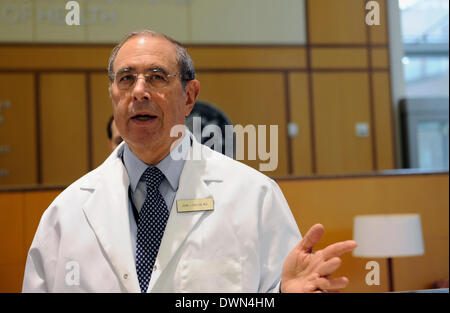 Washington, Maryland, USA. 11. März 2014. Direktor John I. Gallin interpretiert die Geschichte des NIH Clinical Center bei einer Berichterstattung von Washington Foreign Press Center an den Main Campus der National Institutes of Health, Bethesda, Maryland, 11. März 2014 gehostet. Diese Berichterstattung Tour bot Einblicke in die Mission und Aktivitäten von den National Institutes of Health, NIH Programme zur Bewältigung regionaler und globaler Gesundheitsprobleme, die Zusammenarbeit mit internationalen Organisationen und Behörden in anderen Ländern betreffen. © Bao Dandan/Xinhua/Alamy Live-Nachrichten Stockfoto