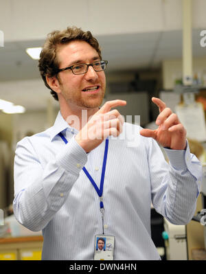 Washington, Maryland, USA. 11. März 2014. Dr. John Dekker interpretiert wie man Proben mit einer Lasermaschine bei einer Berichterstattung Tour veranstaltet von Washington Foreign Press Center an den Main Campus der National Institutes of Health, Bethesda, Maryland, 11. März 2014 zu analysieren. Diese Berichterstattung Tour bot Einblicke in die Mission und Aktivitäten von den National Institutes of Health, NIH Programme zur Bewältigung regionaler und globaler Gesundheitsprobleme, die Zusammenarbeit mit internationalen Organisationen und Behörden in anderen Ländern betreffen. © Bao Dandan/Xinhua/Alamy Live-Nachrichten Stockfoto