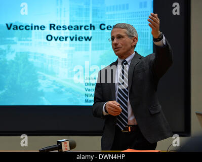 Washington, Maryland, USA. 11. März 2014. Der Direktor des NIAID Anthony Fauci spricht bei einer Berichterstattung von Washington Foreign Press Center an den Main Campus der National Institutes of Health, Bethesda, Maryland, 11. März 2014 gehostet. Diese Berichterstattung Tour bot Einblicke in die Mission und Aktivitäten von den National Institutes of Health, NIH Programme zur Bewältigung regionaler und globaler Gesundheitsprobleme, die Zusammenarbeit mit internationalen Organisationen und Behörden in anderen Ländern betreffen. © Bao Dandan/Xinhua/Alamy Live-Nachrichten Stockfoto