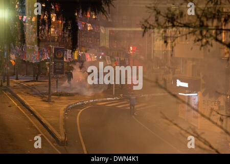 Landesweite Protesten führen zu Auseinandersetzungen zwischen zivilen Demonstranten und der Polizei in Kadiköy, Istanbul Stockfoto