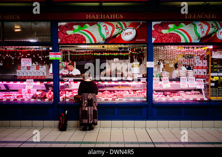 Einem Metzger in die große Markthalle Stockfoto