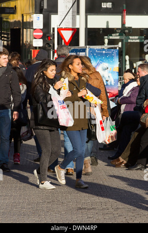 Frauen Mädchen Frau Mädchen essen Einkaufsstraße Stockfoto