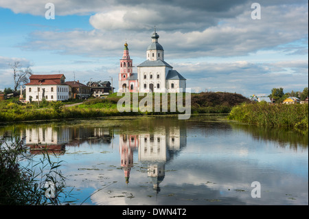 Verlassene Kirche spiegelt sich im Fluss Kamenka im UNESCO-Weltkulturerbe, Susdal, Goldener Ring, Russland, Europa Stockfoto