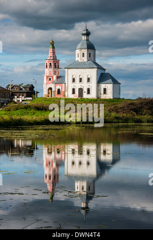 Verlassene Kirche spiegelt sich im Fluss Kamenka im UNESCO-Weltkulturerbe, Susdal, Goldener Ring, Russland, Europa Stockfoto