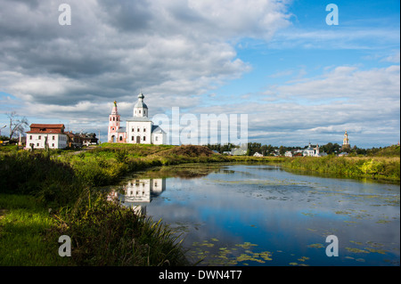 Verlassene Kirche spiegelt sich im Fluss Kamenka im UNESCO-Weltkulturerbe, Susdal, Goldener Ring, Russland, Europa Stockfoto