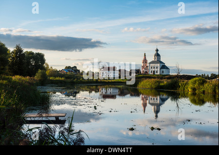 Verlassene Kirche reflektiert in Kamenka River, UNESCO-Weltkulturerbe, Susdal, Goldener Ring, Russland, Europa Stockfoto