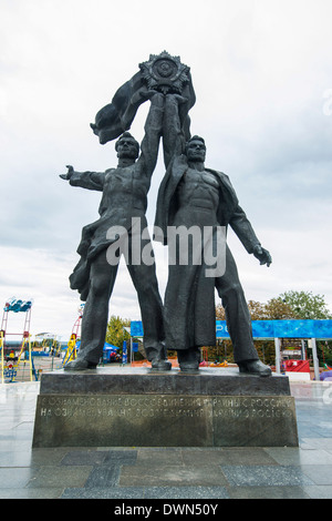 Held Statuen, People es Friendship Arch, Kiew, Ukraine, Europa Stockfoto