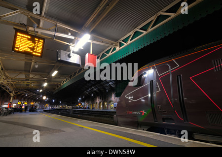 Ein Cross Country Zug an einer Pkw-Plattform am Temple Meads Station auf der westlichen Region des UK Eisenbahnnetzes in der Nacht. Stockfoto