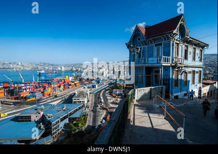 Alte hölzerne Villa mit Blick auf die Altstadt, UNESCO-Weltkulturerbe Valparaiso, Chile, Südamerika Stockfoto