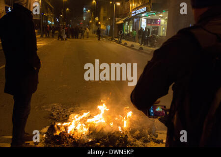 Istanbul, Türkei. 11. März 2014. Barrikaden werden beleuchtet bei Zusammenstößen zwischen Demonstranten und der Polizei in Kadiköy, Istanbul, Türkei am 11. März 2014 Credit: Bikem Ekberzade/Alamy Live News Stockfoto