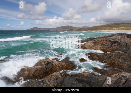 Stürmischer See an einem sonnigen Tag am Traigh Iar in der Nähe von Horgabost, Isle of Harris, äußeren Hebriden, Schottland, Vereinigtes Königreich, Europa Stockfoto