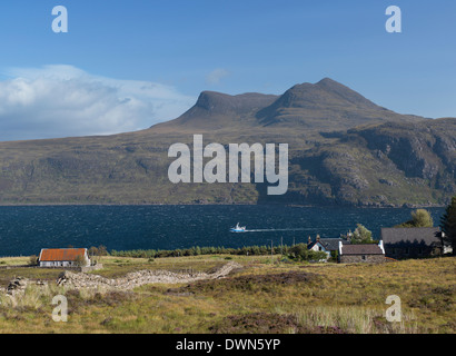 Ein Blick über kleine Loch Broom in Richtung Benn Gobhlach von in der Nähe von Badcaul, Highlands, Schottland, Vereinigtes Königreich, Europa Stockfoto