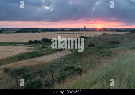 Sonnenuntergang über dem kleinen Dorf Waxham in Norfolk, England, Vereinigtes Königreich, Europa Stockfoto