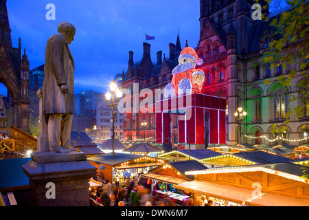 Weihnachtsmarkt und Rathaus, Albert Square, Manchester, England, Vereinigtes Königreich, Europa Stockfoto