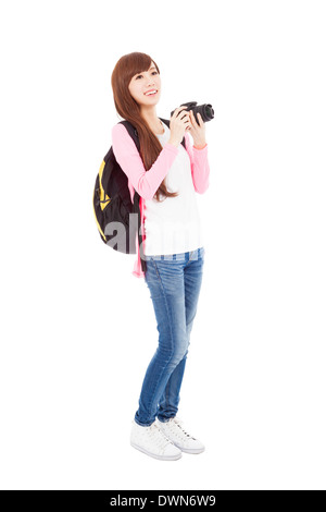 lächelnde junge Frau Backpacker halten eine camera.looking für die Gemeinde. Stockfoto