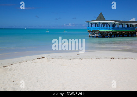 Strand, Dickenson Bay, St. Georges, Antigua, Leeward Islands, West Indies, Karibik, Mittelamerika Stockfoto