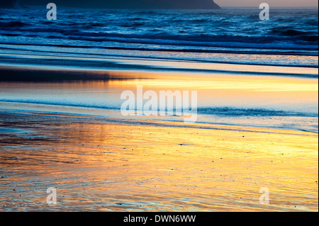 Sonnenuntergang spiegelt sich im nassen Sand am Strand von Cape Lookout auf der Küste von Oregon. Stockfoto