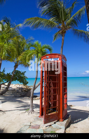 Strand und rote Telefonzelle, Dickenson Bay, St. Georges, Antigua, Leeward-Inseln, West Indies, Karibik, Mittelamerika Stockfoto