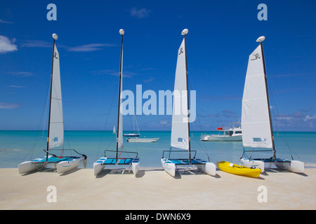 Strand, Dickenson Bay, St. Georges, Antigua, Leeward Islands, West Indies, Karibik, Mittelamerika Stockfoto