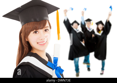 Junge Doktorandin Mädchen halten Diplom mit Klassenkameraden Stockfoto