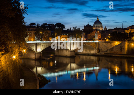 Ponte Vittorio Emanuelle II und die Kuppel von St. Peter Basilika, Rom, Latium, Italien, Europa Stockfoto