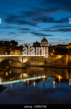 Ponte Vittorio Emanuelle II und die Kuppel von St. Peter Basilika, Rom, Latium, Italien, Europa Stockfoto