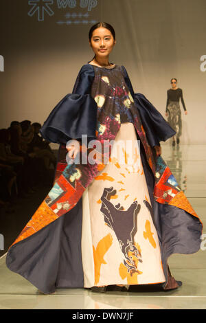 Peking, China. 11. März 2014. Ein Modell stellt eine Kleidungsstück bei der Eröffnungsfeier der 2014 BIFT Fashion Week in Peking, Hauptstadt von China, 11. März 2014. Die Veranstaltung eröffnet Dienstag in Peking zeigen 232 Werke von Absolventen des Beijing Institute of Fashion Technology (BIFT) entworfen. © Li Jianbo/Xinhua/Alamy Live-Nachrichten Stockfoto