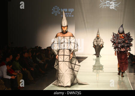 Peking, China. 11. März 2014. Modelle zeigen Kleidungsstücke bei der Eröffnungsfeier der 2014 BIFT Fashion Week in Peking, Hauptstadt von China, 11. März 2014. Die Veranstaltung eröffnet Dienstag in Peking zeigen 232 Werke von Absolventen des Beijing Institute of Fashion Technology (BIFT) entworfen. © Li Jianbo/Xinhua/Alamy Live-Nachrichten Stockfoto