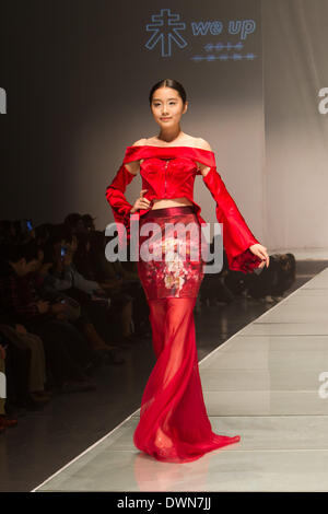 Peking, China. 11. März 2014. Ein Modell stellt eine Kleidungsstück bei der Eröffnungsfeier der 2014 BIFT Fashion Week in Peking, Hauptstadt von China, 11. März 2014. Die Veranstaltung eröffnet Dienstag in Peking zeigen 232 Werke von Absolventen des Beijing Institute of Fashion Technology (BIFT) entworfen. © Li Jianbo/Xinhua/Alamy Live-Nachrichten Stockfoto