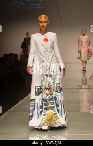 Peking, China. 11. März 2014. Ein Modell stellt eine Kleidungsstück bei der Eröffnungsfeier der 2014 BIFT Fashion Week in Peking, Hauptstadt von China, 11. März 2014. Die Veranstaltung eröffnet Dienstag in Peking zeigen 232 Werke von Absolventen des Beijing Institute of Fashion Technology (BIFT) entworfen. © Li Jianbo/Xinhua/Alamy Live-Nachrichten Stockfoto
