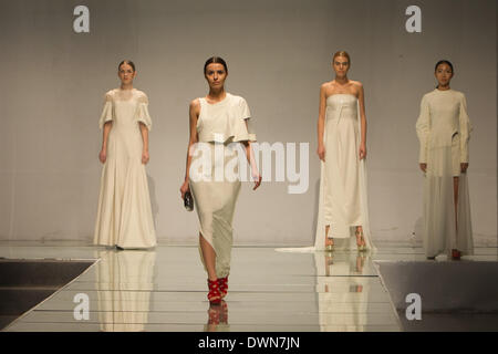 Peking, China. 11. März 2014. Modelle zeigen Kleidungsstücke bei der Eröffnungsfeier der 2014 BIFT Fashion Week in Peking, Hauptstadt von China, 11. März 2014. Die Veranstaltung eröffnet Dienstag in Peking zeigen 232 Werke von Absolventen des Beijing Institute of Fashion Technology (BIFT) entworfen. © Li Jianbo/Xinhua/Alamy Live-Nachrichten Stockfoto