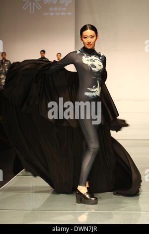 Peking, China. 11. März 2014. Ein Modell stellt eine Kleidungsstück bei der Eröffnungsfeier der 2014 BIFT Fashion Week in Peking, Hauptstadt von China, 11. März 2014. Die Veranstaltung eröffnet Dienstag in Peking zeigen 232 Werke von Absolventen des Beijing Institute of Fashion Technology (BIFT) entworfen. © Li Jianbo/Xinhua/Alamy Live-Nachrichten Stockfoto