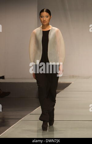 Peking, China. 11. März 2014. Ein Modell stellt eine Kleidungsstück bei der Eröffnungsfeier der 2014 BIFT Fashion Week in Peking, Hauptstadt von China, 11. März 2014. Die Veranstaltung eröffnet Dienstag in Peking zeigen 232 Werke von Absolventen des Beijing Institute of Fashion Technology (BIFT) entworfen. © Li Jianbo/Xinhua/Alamy Live-Nachrichten Stockfoto