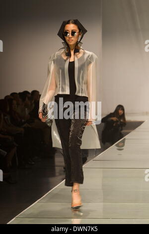 Peking, China. 11. März 2014. Ein Modell stellt eine Kleidungsstück bei der Eröffnungsfeier der 2014 BIFT Fashion Week in Peking, Hauptstadt von China, 11. März 2014. Die Veranstaltung eröffnet Dienstag in Peking zeigen 232 Werke von Absolventen des Beijing Institute of Fashion Technology (BIFT) entworfen. © Li Jianbo/Xinhua/Alamy Live-Nachrichten Stockfoto