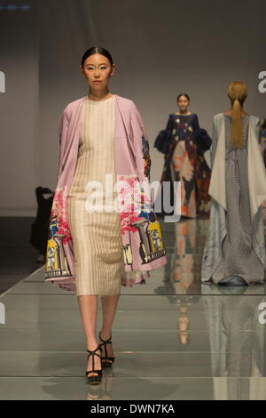 Peking, China. 11. März 2014. Ein Modell stellt eine Kleidungsstück bei der Eröffnungsfeier der 2014 BIFT Fashion Week in Peking, Hauptstadt von China, 11. März 2014. Die Veranstaltung eröffnet Dienstag in Peking zeigen 232 Werke von Absolventen des Beijing Institute of Fashion Technology (BIFT) entworfen. © Li Jianbo/Xinhua/Alamy Live-Nachrichten Stockfoto