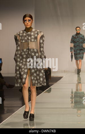 Peking, China. 11. März 2014. Ein Modell stellt eine Kleidungsstück bei der Eröffnungsfeier der 2014 BIFT Fashion Week in Peking, Hauptstadt von China, 11. März 2014. Die Veranstaltung eröffnet Dienstag in Peking zeigen 232 Werke von Absolventen des Beijing Institute of Fashion Technology (BIFT) entworfen. © Li Jianbo/Xinhua/Alamy Live-Nachrichten Stockfoto
