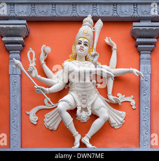 Nataraj Tanz Form von Lord Shiva Hindu Gott Orange und weiße Statue im Tempel außen Wandrelief Stockfoto