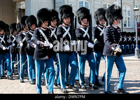 Täglich wechselnde der dänischen königlichen Leibgarde Zeremonie am Amelienborg und Frederiksstad in Kopenhagen. Stockfoto