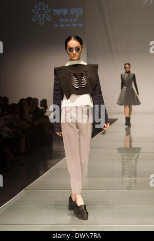 Peking, China. 11. März 2014. Ein Modell stellt eine Kleidungsstück bei der Eröffnungsfeier der 2014 BIFT Fashion Week in Peking, Hauptstadt von China, 11. März 2014. Die Veranstaltung eröffnet Dienstag in Peking zeigen 232 Werke von Absolventen des Beijing Institute of Fashion Technology (BIFT) entworfen. © Li Jianbo/Xinhua/Alamy Live-Nachrichten Stockfoto