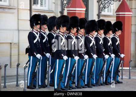 Täglich wechselnde der dänischen königlichen Leibgarde Zeremonie am Amelienborg und Frederiksstad in Kopenhagen. Stockfoto