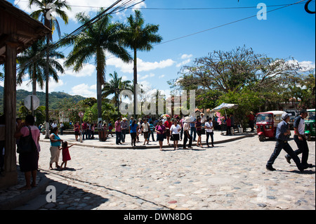 Die Menschen gehen durch die geschäftigen Parque Central in der Stadt Copán Ruinas in Honduras. Stockfoto