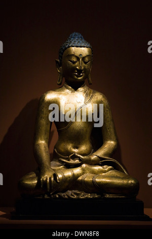 Buddha Shakyamuni oder Akshobhya; Buddha des Ostens aus Tibet erstellt im 11. oder 12. Jahrhundert gemacht von vergoldetem Kupfer Stockfoto