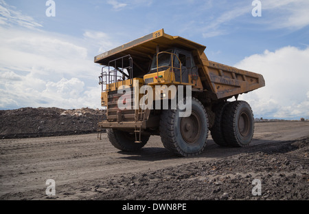 Ein Caterpillar Muldenkipper kehrt von dumping Abfälle auf einer Halde in einer großen Tagebau Kupfer-Mine. Stockfoto