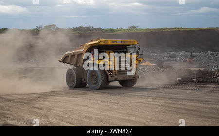 Große gelbe Komatsu Mining Truck Hols Abfälle aus Tagebau in einer massiven Tagebau-Kupfermine mir in Afrika Stockfoto